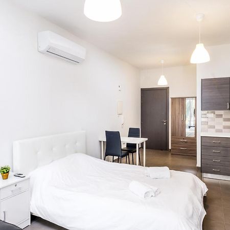 Spacious Studio Downtown Larnaca Bagian luar foto