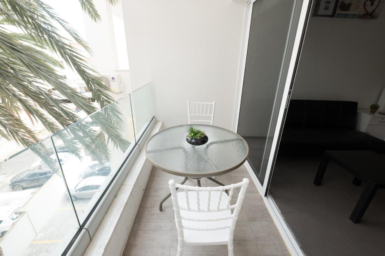 Spacious Studio Downtown Larnaca Bagian luar foto