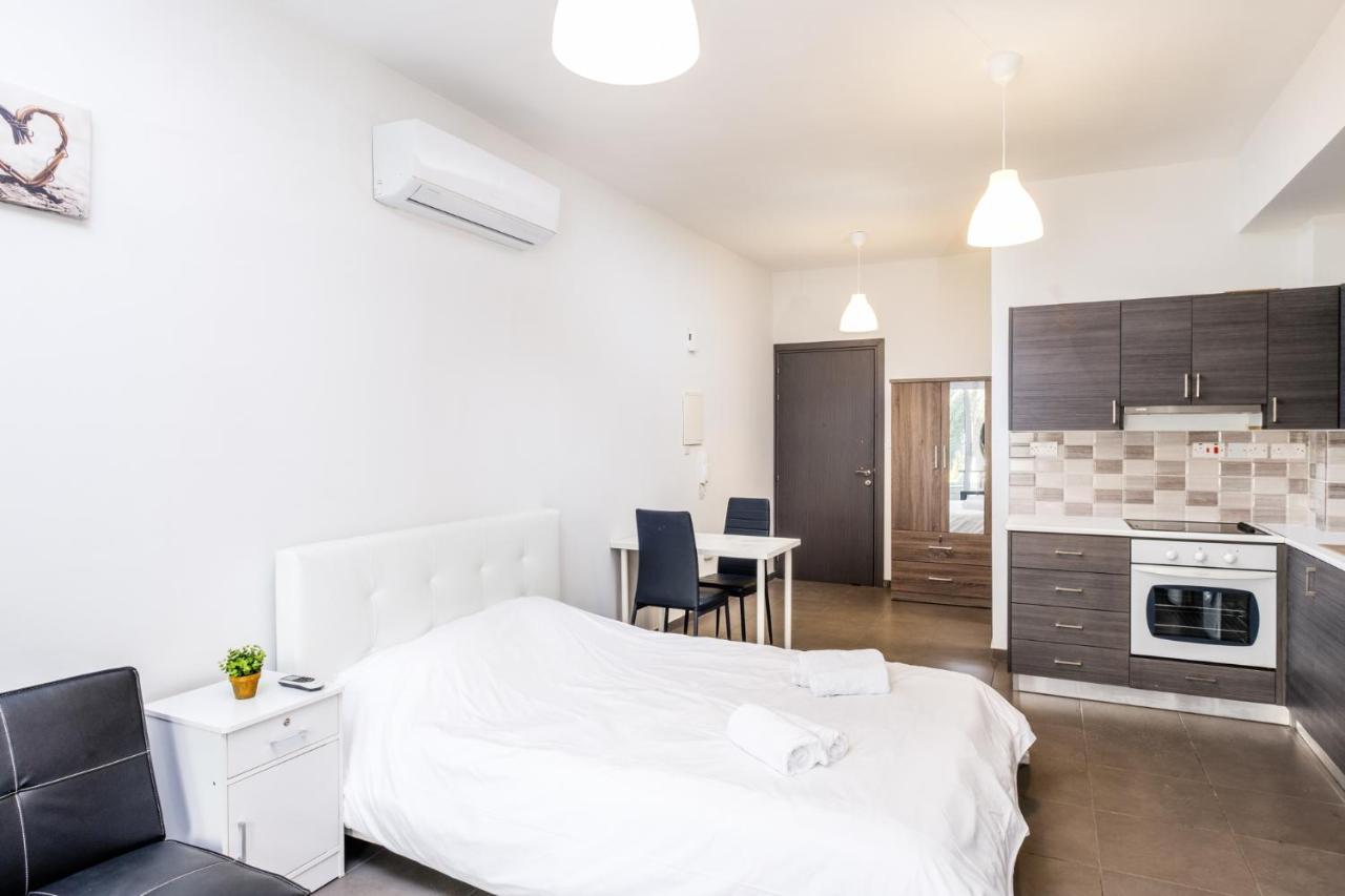 Spacious Studio Downtown Larnaca Bagian luar foto